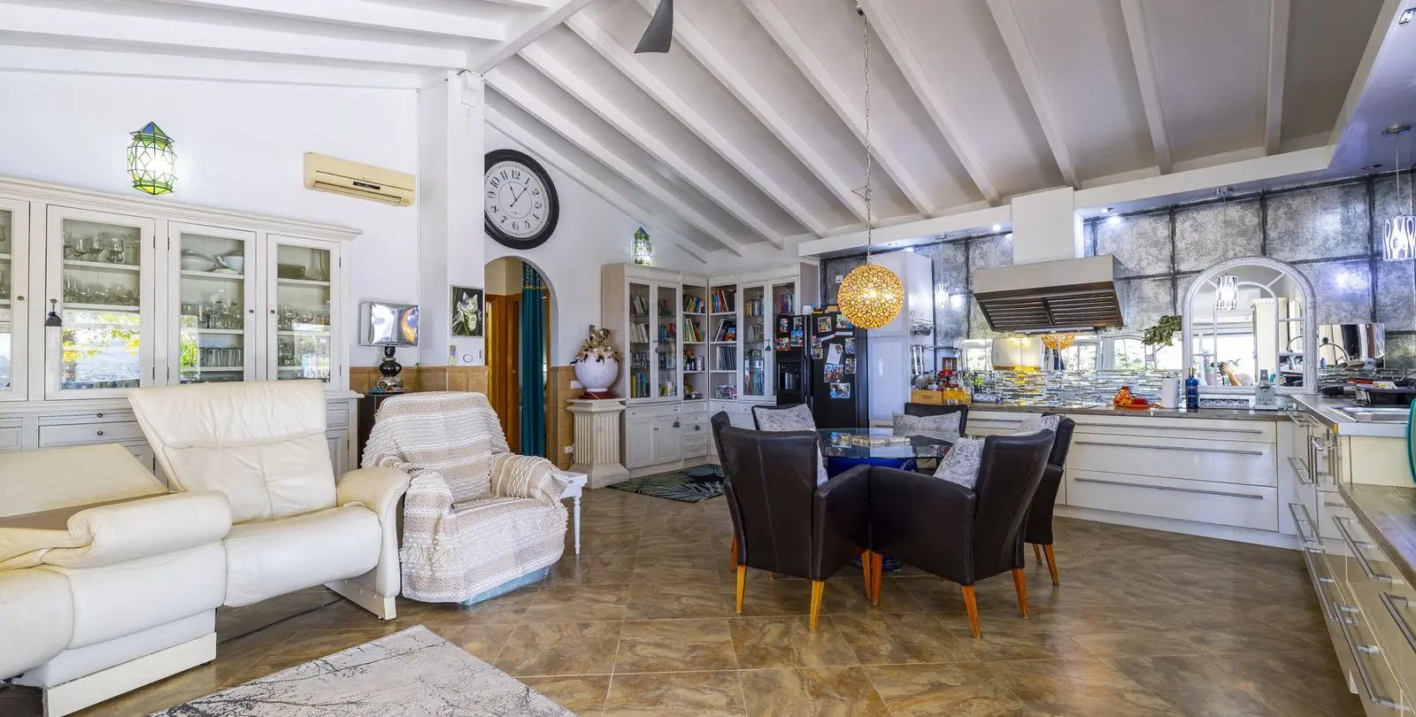 Sale of detached villa in Arenas 9