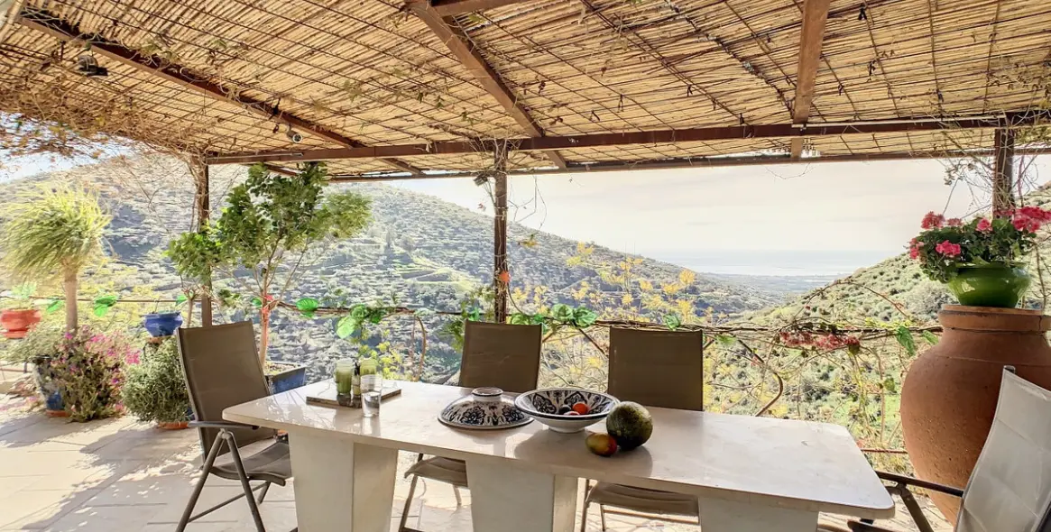 Sale of detached villa in Arenas 1