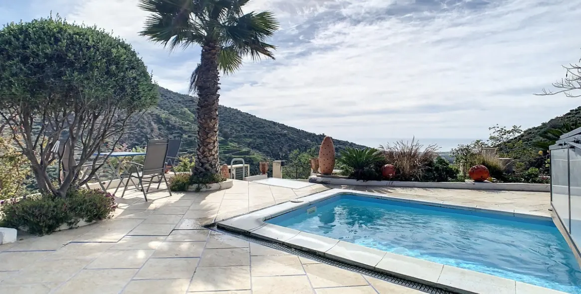 Sale of detached villa in Arenas 3