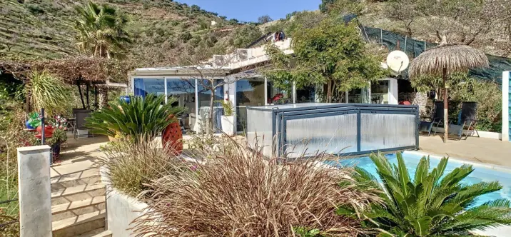 Sale of detached villa in Arenas 3