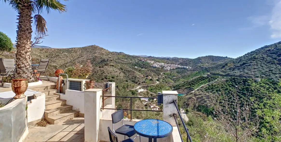 Sale of detached villa in Arenas 7