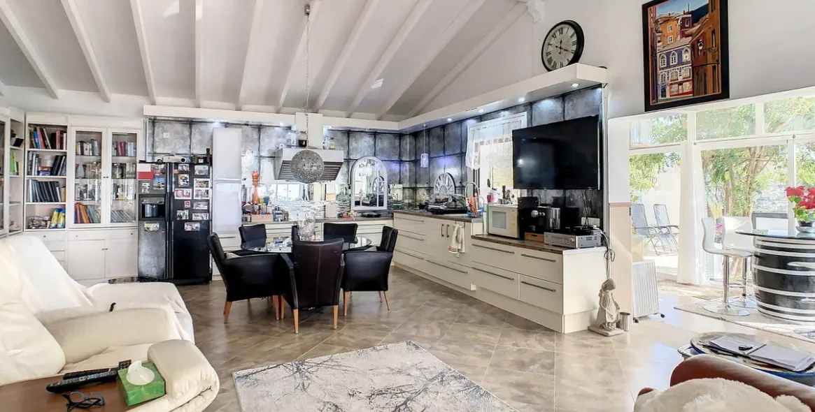 Sale of detached villa in Arenas 33