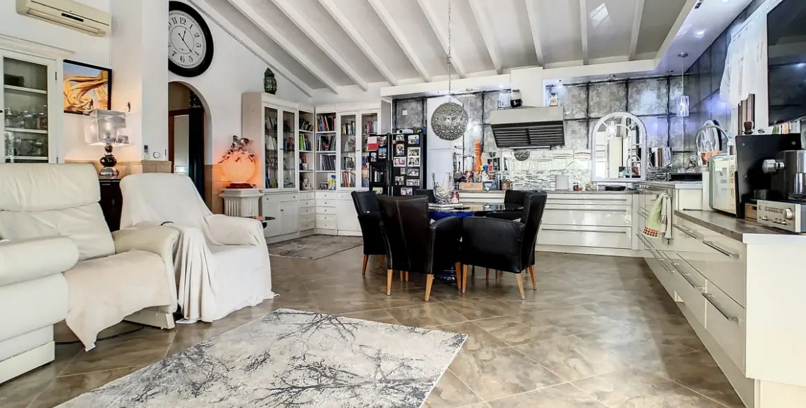 Sale of detached villa in Arenas 34