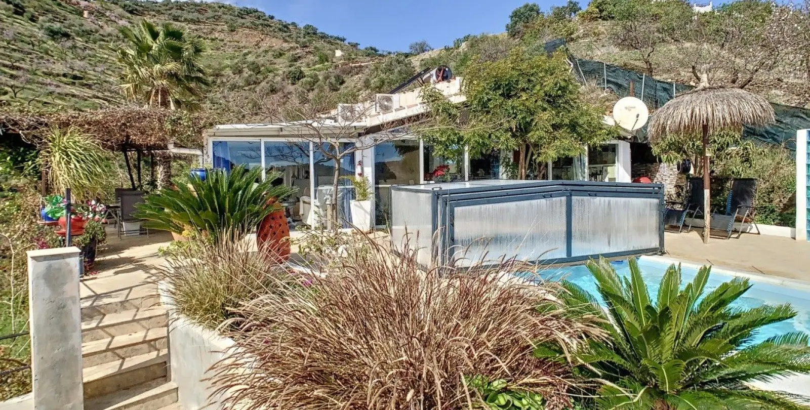 Sale of detached villa in Arenas 4