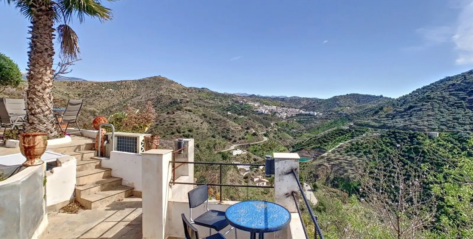 Sale of detached villa in Arenas 7