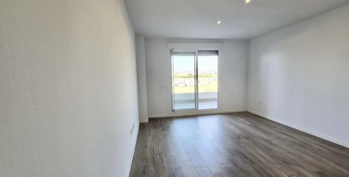 Long-term rent of middle floor apartment in La Campana 3