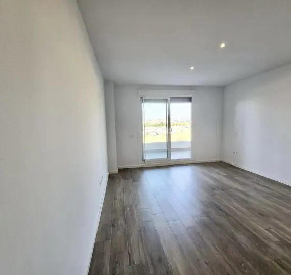 Long-term rent of middle floor apartment in La Campana