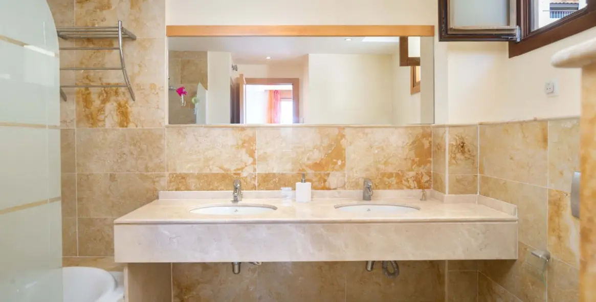 Sale of ground floor apartment in Altos de los Monteros 18