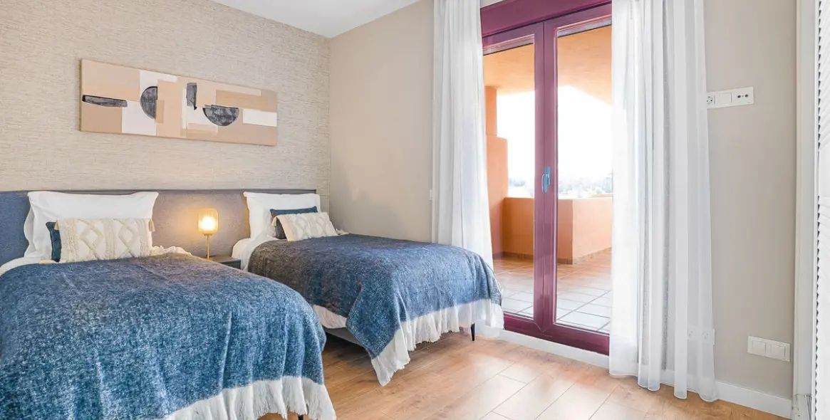 Sale of penthouse duplex in El Paraiso 7