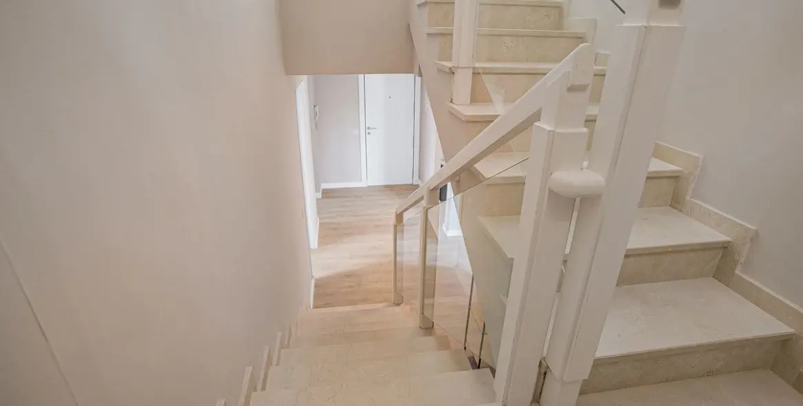 Sale of penthouse duplex in El Paraiso 11