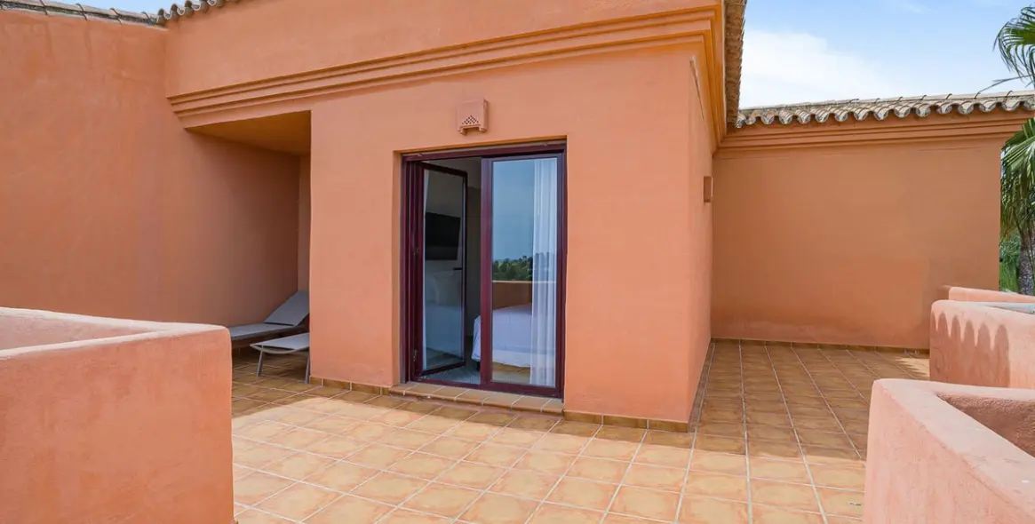 Sale of penthouse duplex in El Paraiso 16