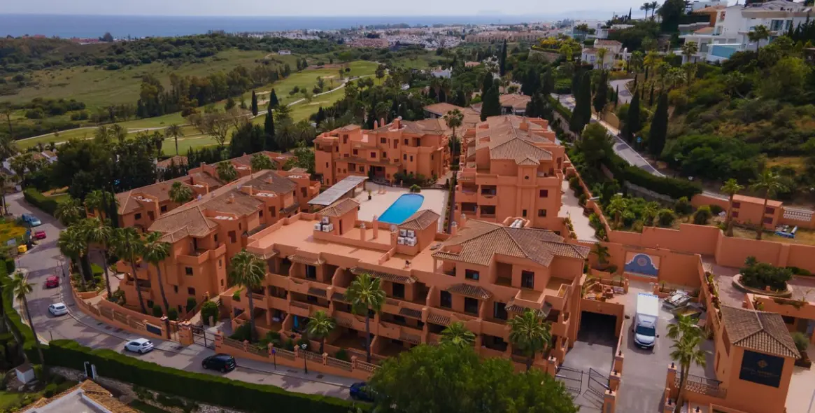 Sale of penthouse duplex in El Paraiso 19