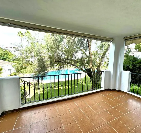 Продажа апартаментов на среднем этаже в Costalita