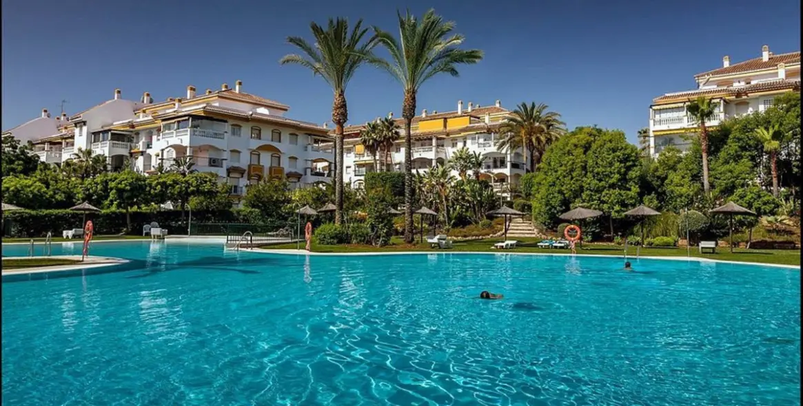 Продажа апартаментов на среднем этаже в Nueva Andalucía 1