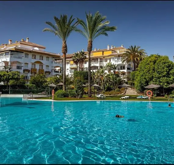 Продажа апартаментов на среднем этаже в Nueva Andalucía