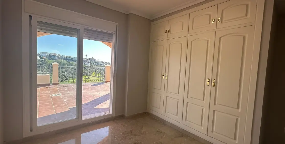 Sale of penthouse in Mijas Golf 32