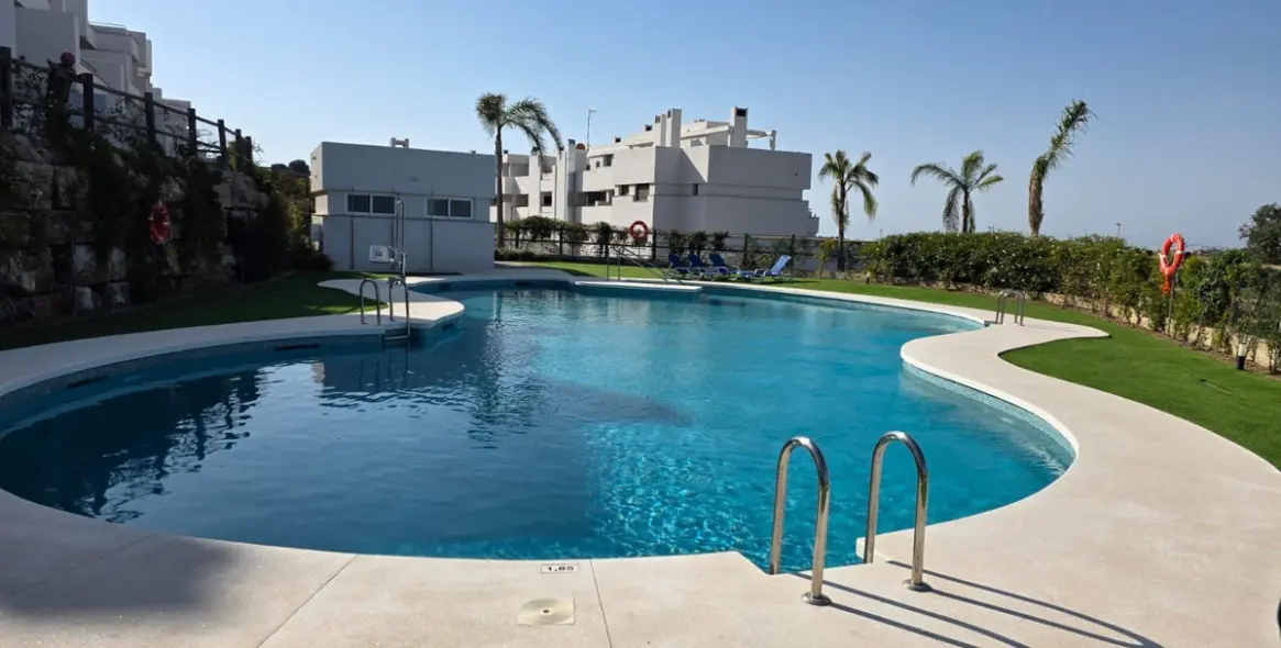 Sale of middle floor apartment in Estepona 15