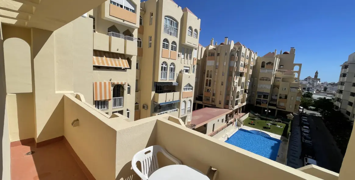 Продажа двухуровневых апартаментов в Estepona 1