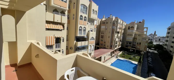 Продажа двухуровневых апартаментов в Estepona 0