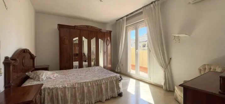 Продажа двухуровневых апартаментов в Estepona 4