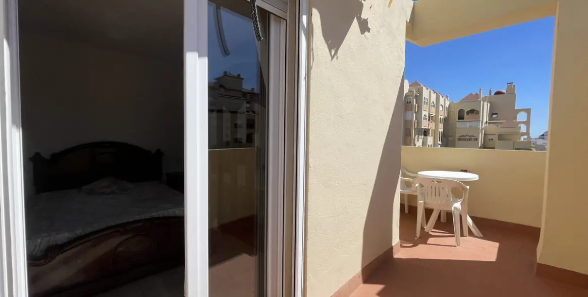 Продажа двухуровневых апартаментов в Estepona 23