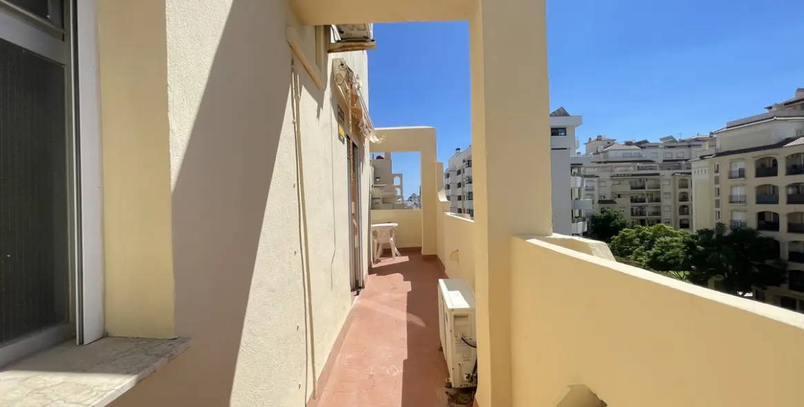 Продажа двухуровневых апартаментов в Estepona 24