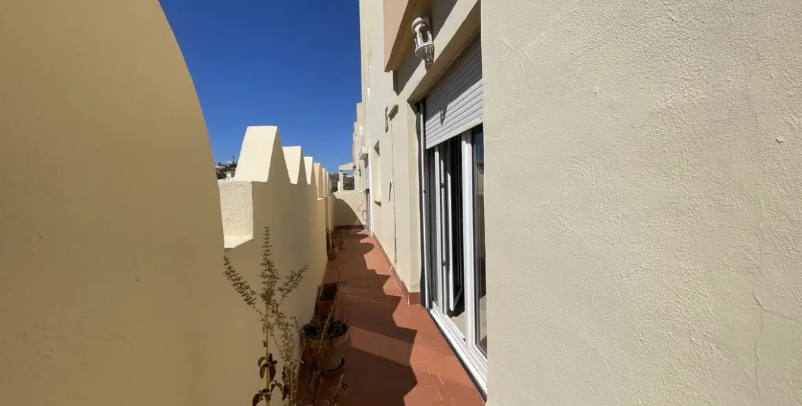 Продажа двухуровневых апартаментов в Estepona 25