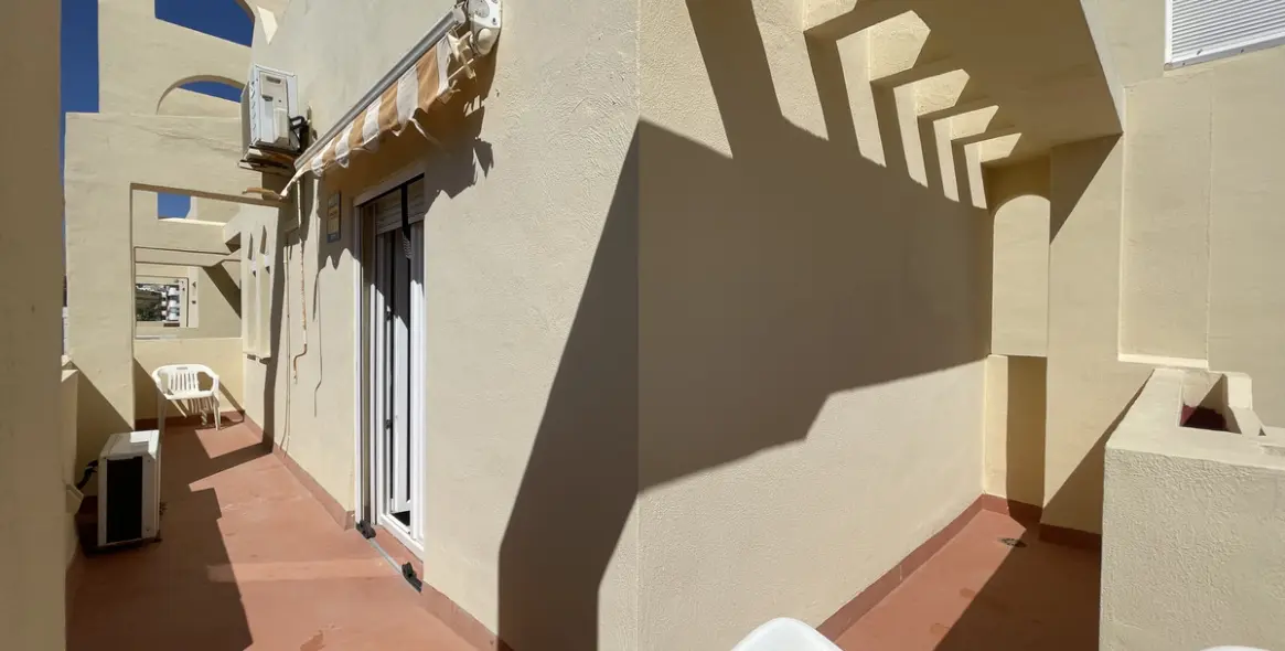 Продажа двухуровневых апартаментов в Estepona 27