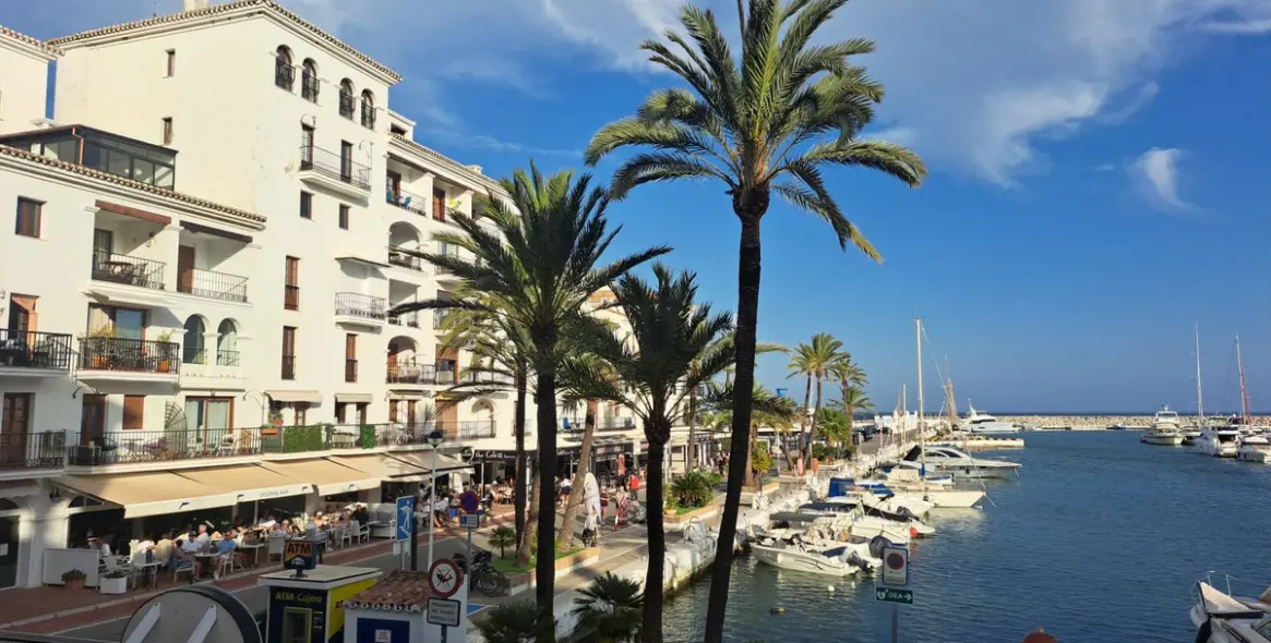 Sale of penthouse duplex in Manilva 26