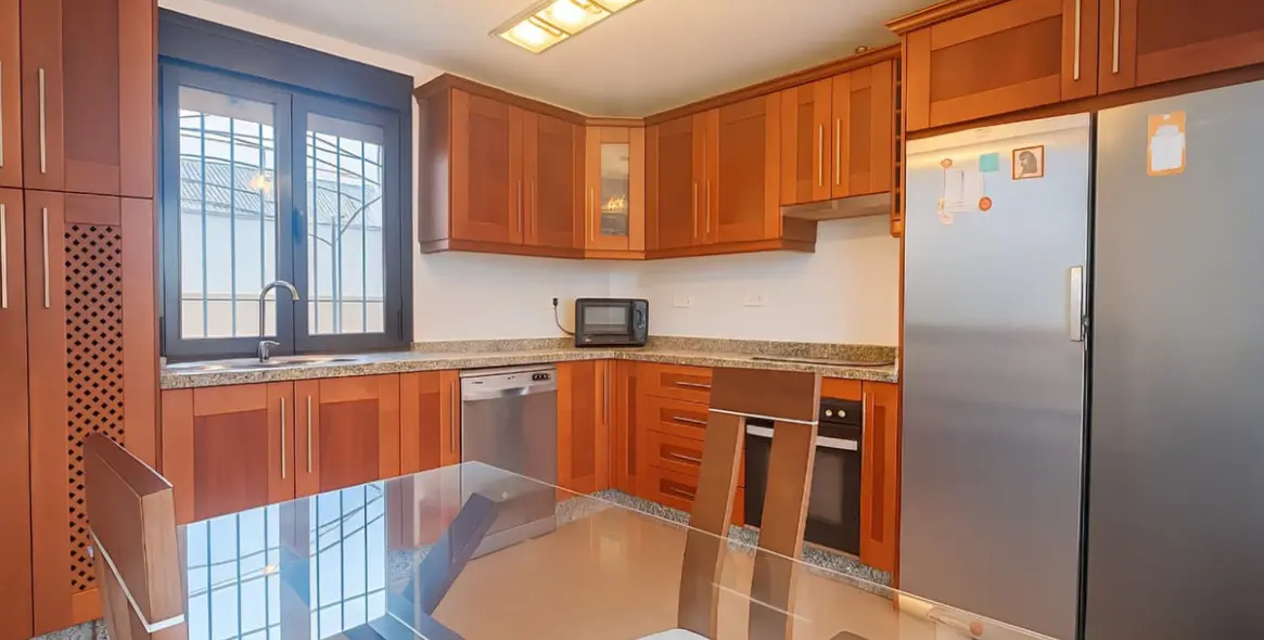 Продажа дома на две семьи в Ronda 23