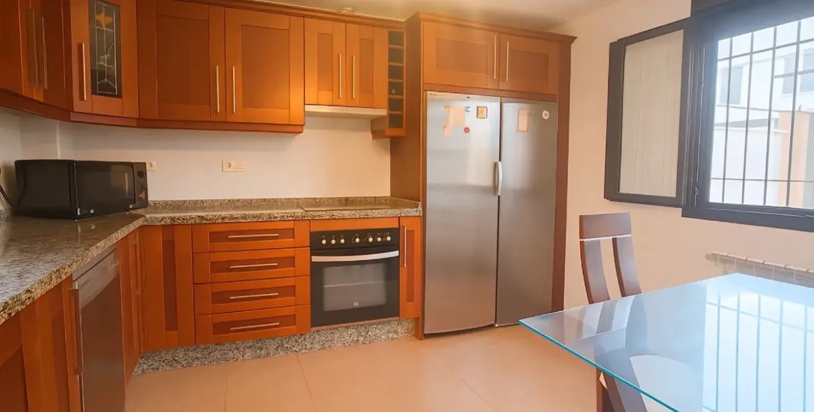 Продажа дома на две семьи в Ronda 24