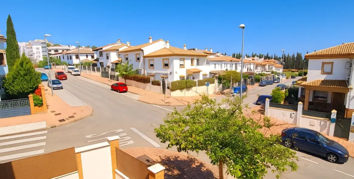 Продажа дома на две семьи в Ronda 26