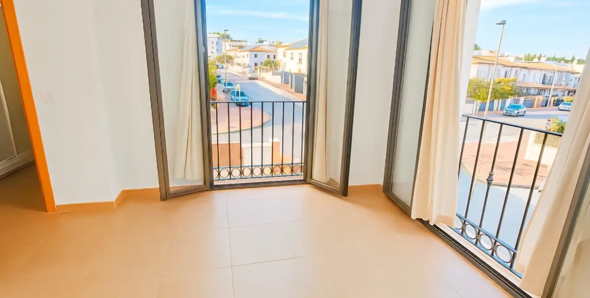 Продажа дома на две семьи в Ronda 27