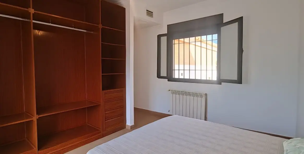 Продажа дома на две семьи в Ronda 28