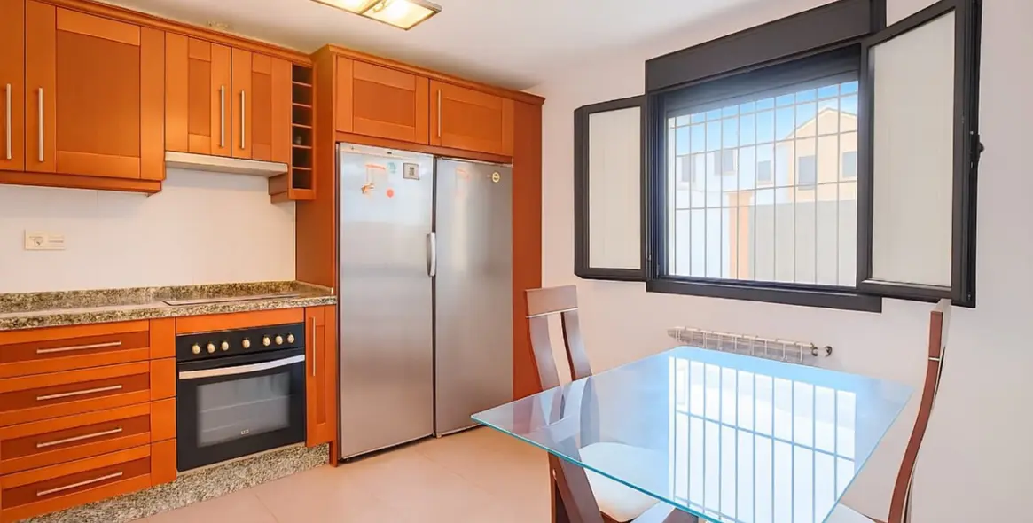 Продажа дома на две семьи в Ronda 34