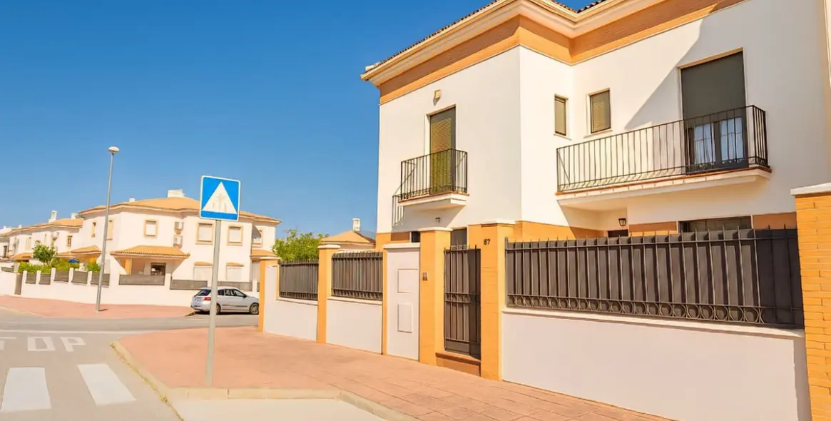 Продажа дома на две семьи в Ronda 38