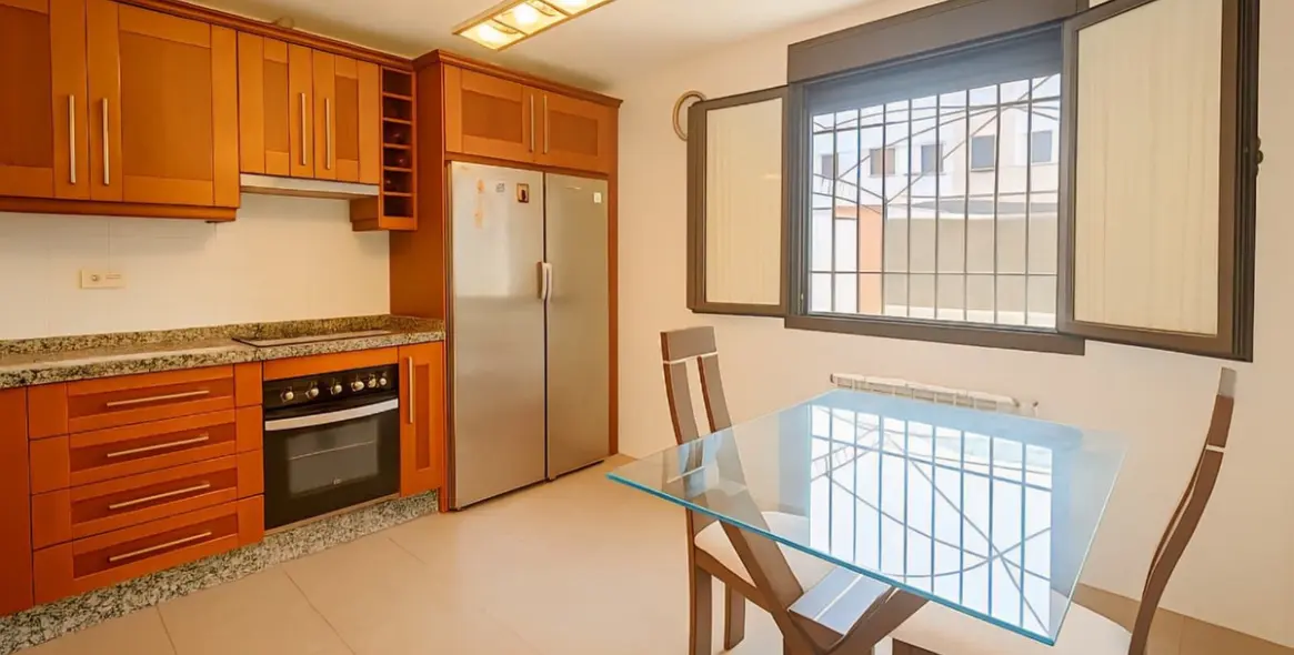 Продажа дома на две семьи в Ronda 39