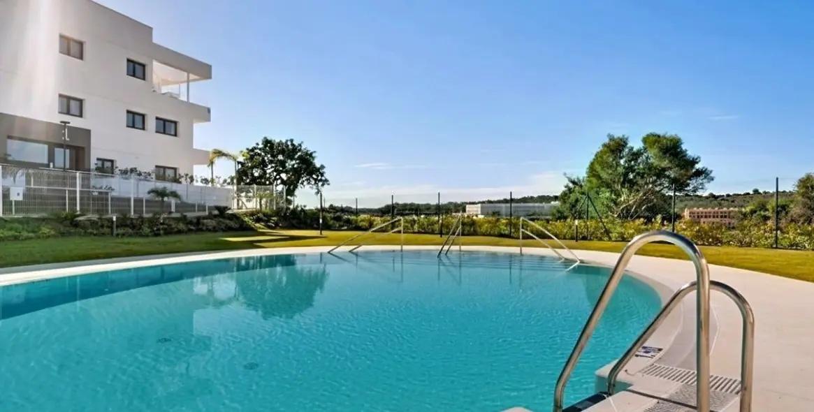 Sale of middle floor apartment in Estepona (district Estepona) 2