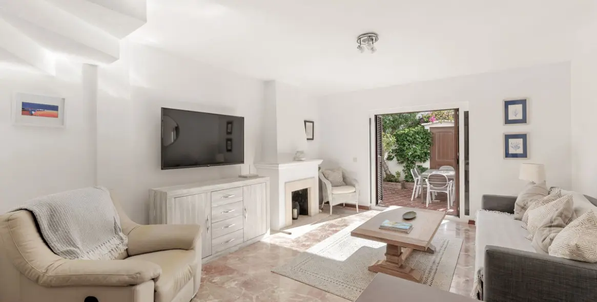 Sale of townhouse in Estepona 2