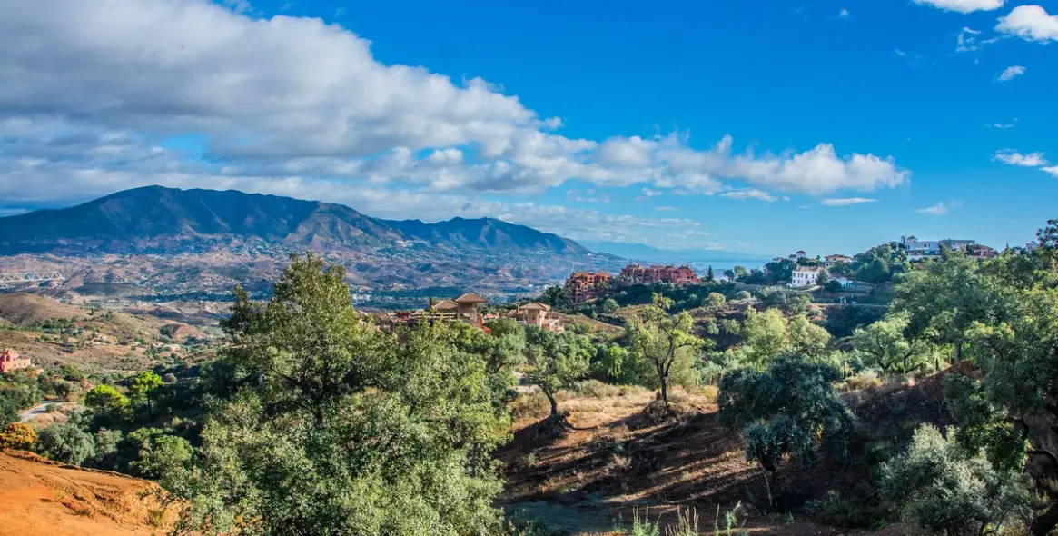 Продажа  жилого участка в La Mairena 1