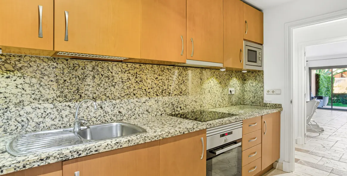 Sale of ground floor apartment in Estepona 11