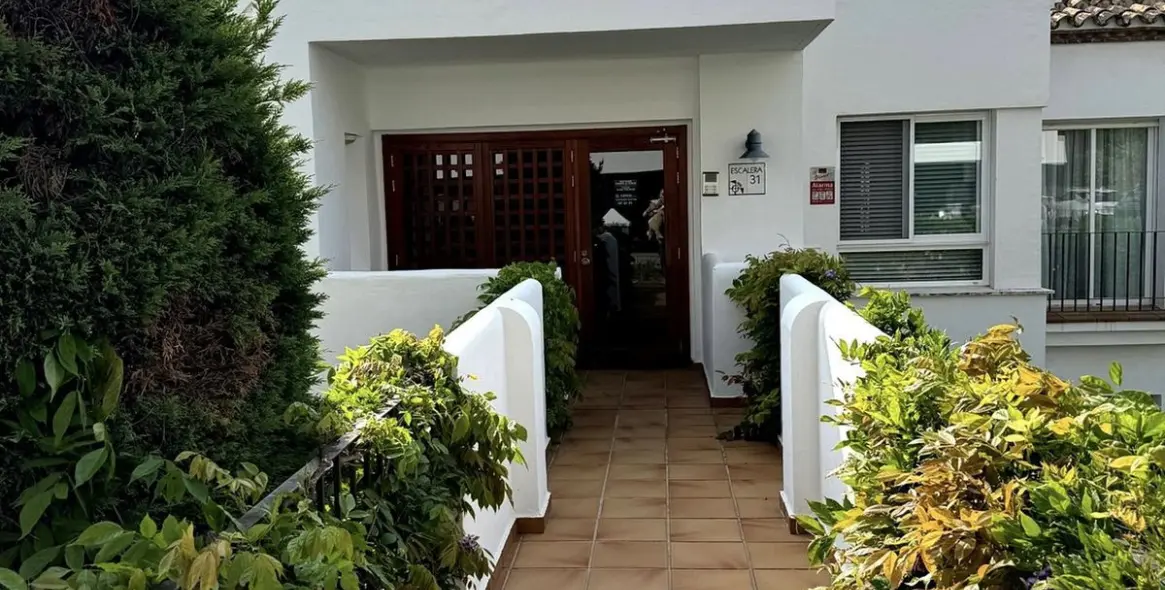 Sale of ground floor apartment in Benahavís 2