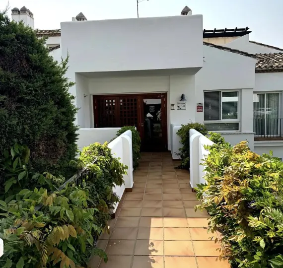 Sale of ground floor apartment in Benahavís