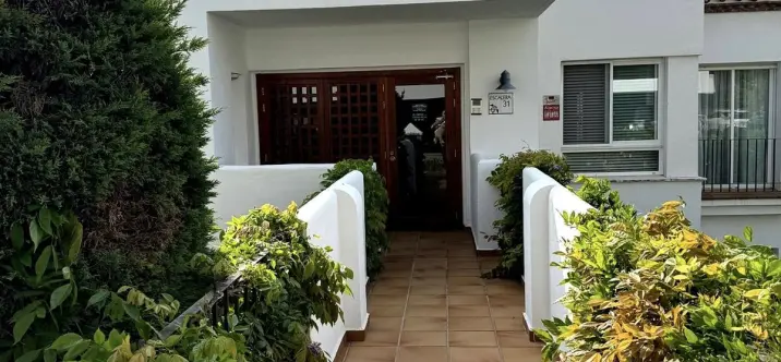 Sale of ground floor apartment in Benahavís 1