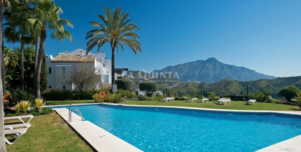 Sale of ground floor apartment in Benahavís 18