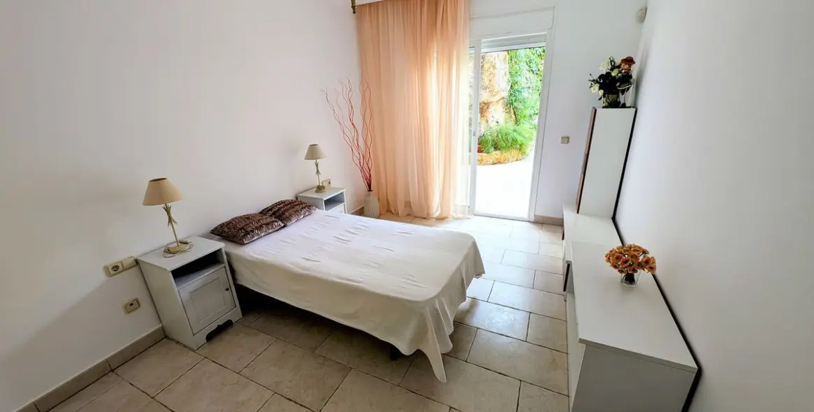 Sale of ground floor apartment in Benahavís 12