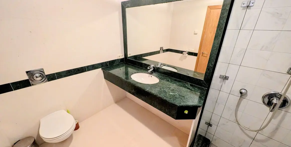 Sale of ground floor apartment in Benahavís 14