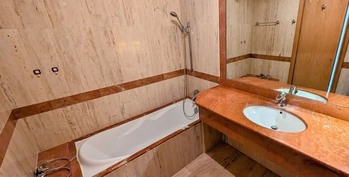 Sale of ground floor apartment in Benahavís 16