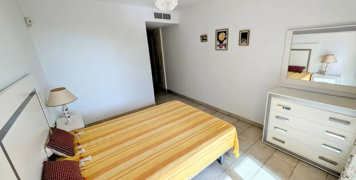 Sale of ground floor apartment in Benahavís 18