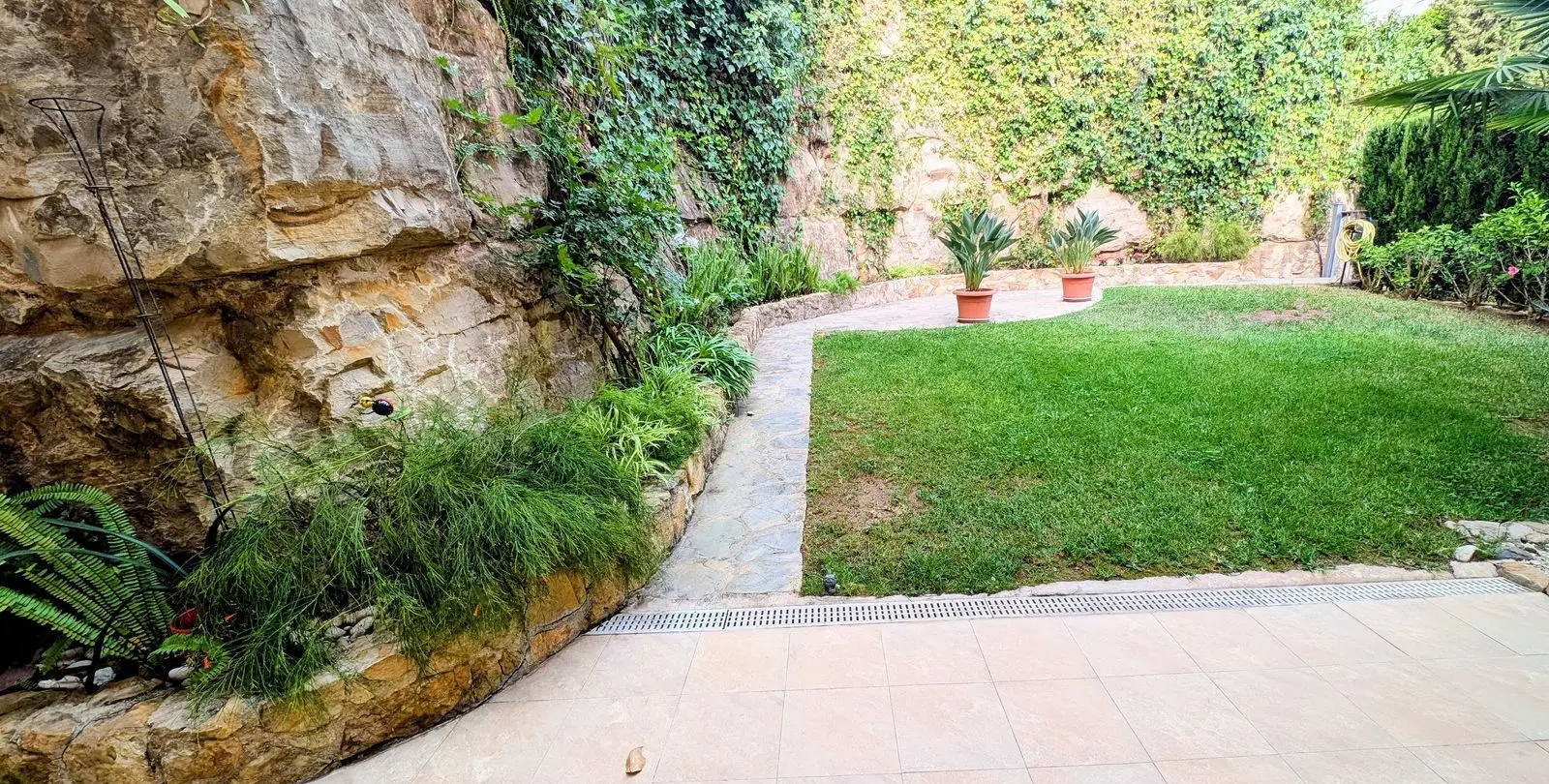 Sale of ground floor apartment in Benahavís 1